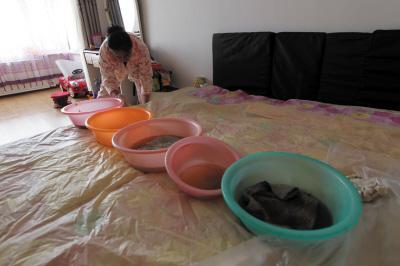 高淳楼上漏水，住户失联，小区没物管，业主维权难！律师来支招……